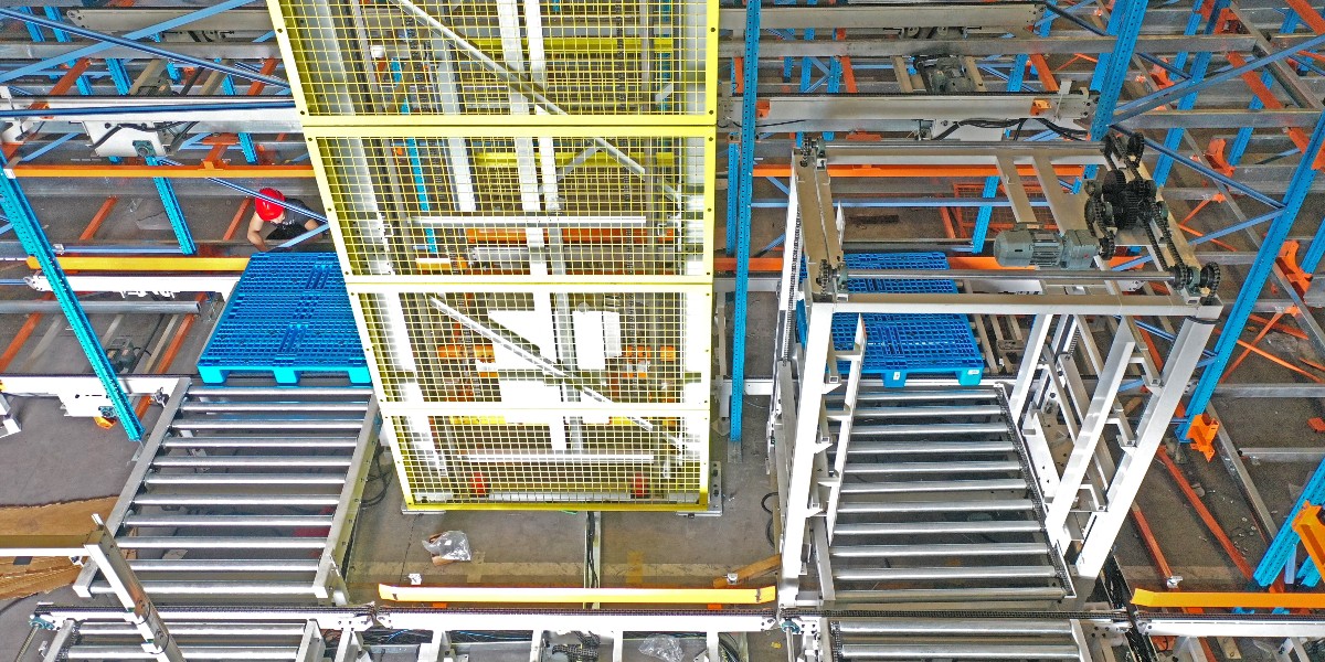 物流速遞行業(yè)四向穿梭車智能密集倉庫